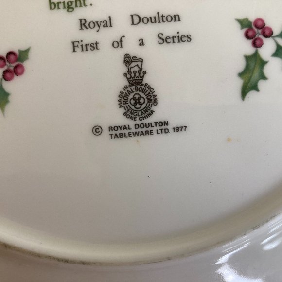 Royal Doulton Christmas Plate 1977 FIRST in series " Friends" 8.25" Bone China - Picture 4 of 7